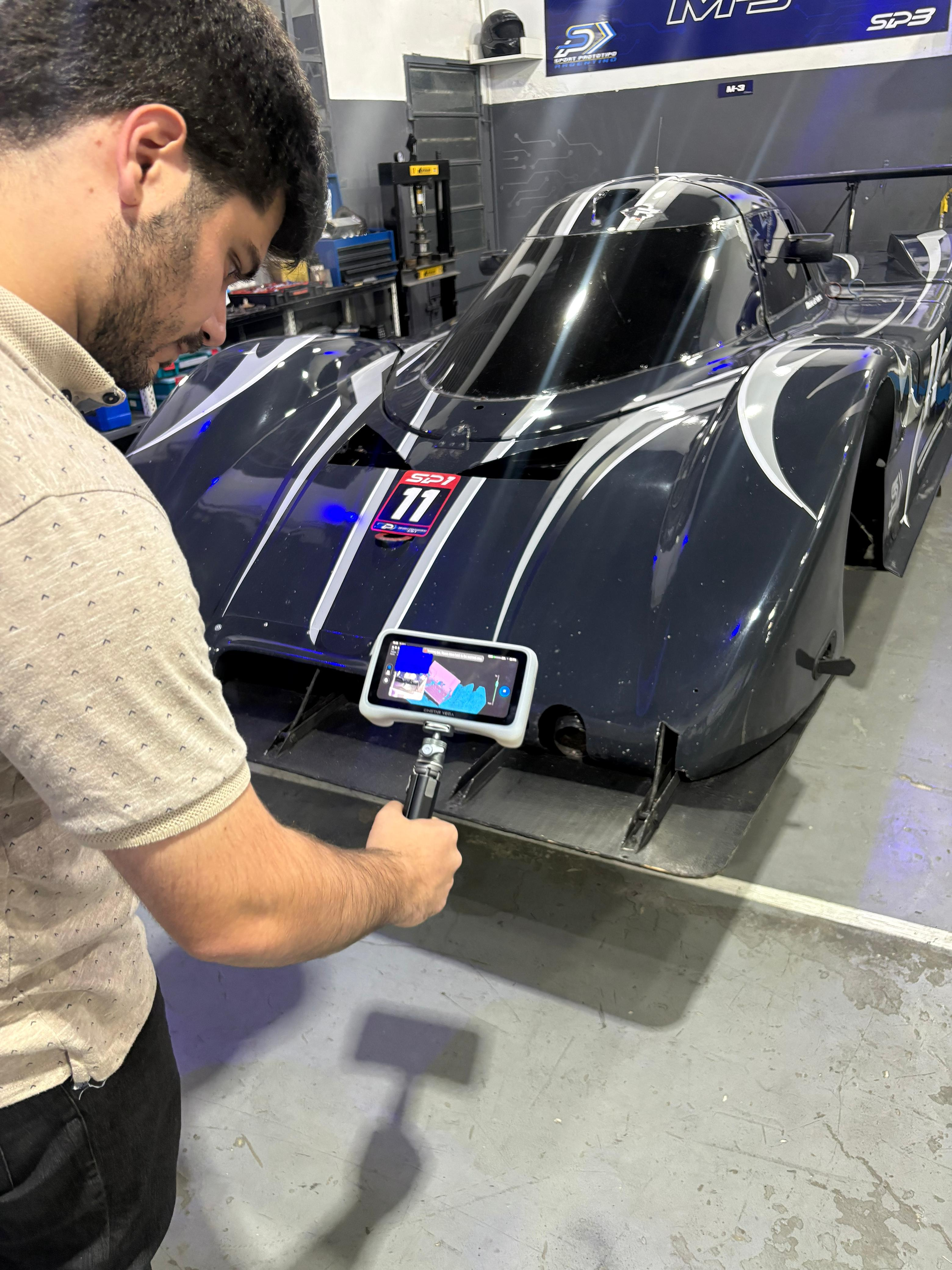 Escaneo 3D sobre auto de carreras